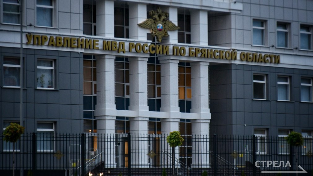 В Брянской области за 11 месяцев этого года было раскрыто 1345 преступлений в сфере незаконного оборота наркотиков К уголовной ответственности привлекли 349 злоумышленников Из незаконного оборота правоохранители изъяли почти 44 килограмма наркотических средств психотропных а также сильнодействующих веществ Большое внимание уделяется профилактике употребления наркотических средств в первую очередь в молодежной среде Сотрудники полиции посещают средние и высшие учебные заведения с тематическими лекциями Также в регионе была пресечена деятельность двух наркопритонов В суды направили 23 уголовных дела в отношении 39 участников ОПГ Фото РИА Стрела