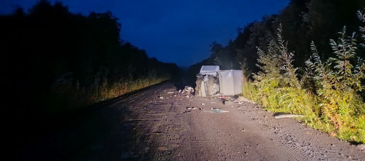 Водитель и пассажир погибли в ДТП на мильковской трассе в минувшую субботу Как сообщает ГАИ края редакции ДПС Контроль Камчатка 6 сентября в 19 00 на 250 км трассы Мильково Ключи Усть Камчатск 50 летний водитель Исузу Эльф не выбрал безопасную скорость движения не учел дорожные условия и столкнулся с Шакманом с полуприцепом под управлением 66 летнего водителя который двигался в попутном направлении В результате ДТП виновник ДТП водитель и 51 летний пассажир Исузу Эльф скончались на месте 44 летний пассажир автомобиля Исузу Эльф госпитализирован в медучреждение Проводится проверка Стали очевидцем ДТП или нарушения ПДД Присылайте фото или видео с места происшествия в нашу предложку