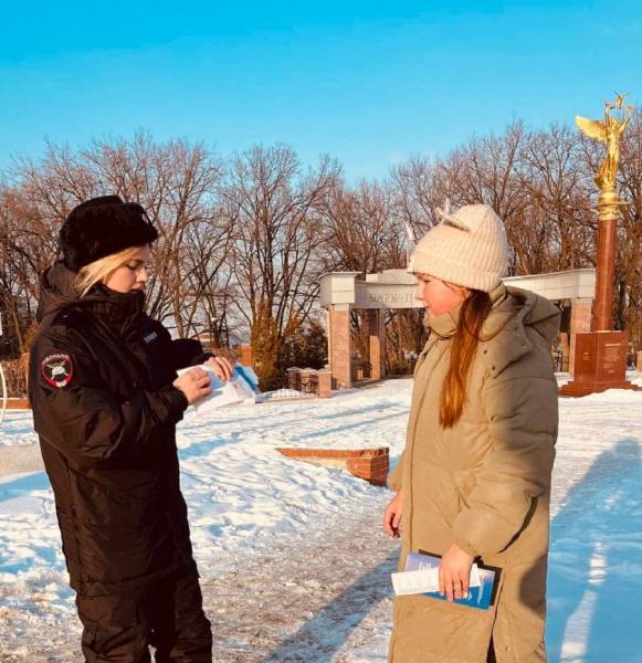 В Новокуйбышевске инспекторы отделения по делам несовершеннолетних совместно с сотрудниками Госавтоинспекции провели профилактическое мероприятие с юными жителями города с целью предупреждения несчастных случаев и проведения разъяснительной работы по соблюдению правопорядка и формирования законопослушного поведения среди подрастающего поколения.  В мероприятии приняли участие инспектор по пропаганде безопасности дорожного движения Госавтоинспекции Отдела МВД России по Новокуйбышевску Анастасия Сараева и старшие инспекторы отделения по делам несовершеннолетних майор полиции Анастасия Морозова и майор полиции Анастасия Зубкова.