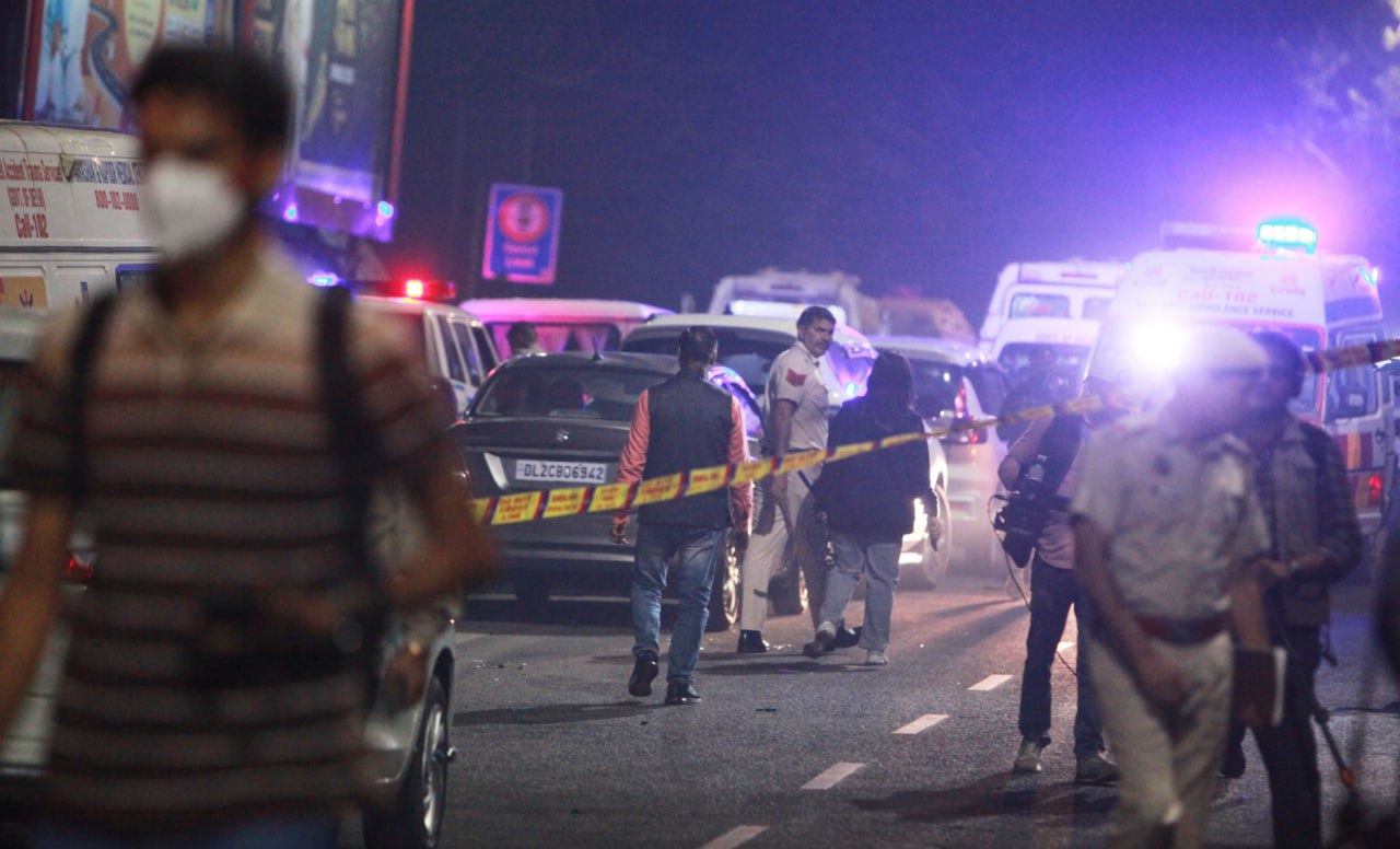 Взрыв автомобиля в Нью Дели власти сообщают о 13 погибших и 24 раненых видео repost uz policiya ustanavlivaet prichinu Подписывайтесь на Repost