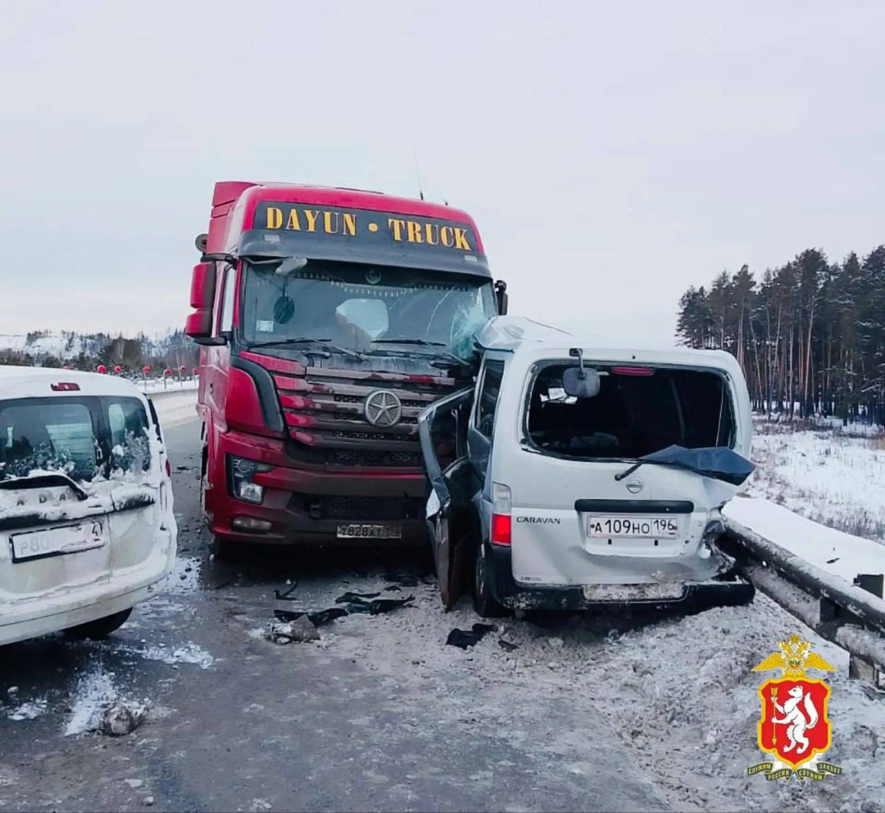 Из за массовой аварии введено реверсивное движение на 15 км трассы Екатеринбург Тюмень обход поселка Белоярский Там столкнулись четыре автомобиля На месте происшествия работают сотрудники ДПС спасатели и врачи ГИБДД
