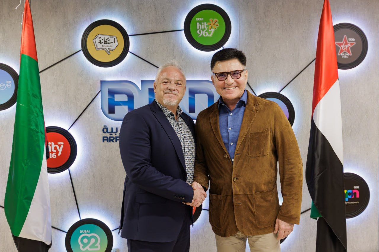 Накануне первого российско эмиратского бизнес форума в Дубае состоялась рабочая встреча генерального директора Газпром Медиа Холдинг Александра Жарова с руководством Arabian Radio Network Стороны подтвердили взаимный интерес к долгосрочному сотрудничеству и согласовали направления которые могут стать основой для развития российско эмиратских медиапроектов Arabian Radio Network крупнейшая радиовещательная сеть Ближнего Востока рассматривает сотрудничество с Газпром Медиа Холдинг как возможность усилить русскоязычный контент на рынке ОАЭ В ходе переговоров обсуждались совместные проекты в производстве продвижении российского кино в регионе а также дальнейшее развитие каналов вещания на русском языке Также в рамках визита Александр Жаров дал интервью радиостанции Dubai Eye где представил ключевые направления деятельности холдинга и инициативы связанные с выходом на эмиратский медиарынок mediastanciacom