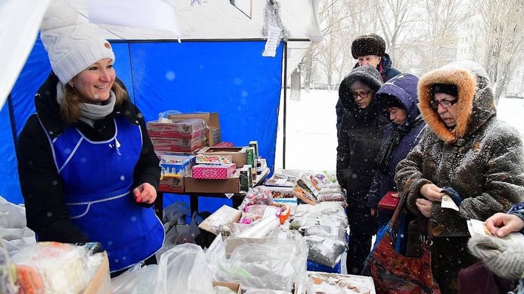 В Барнауле открылся сезон продовольственных ярмарок  22 февраля в Барнауле стартовал сезон продовольственных ярмарок.  Ярмарки проходят с 10 до 14 часов, сообщилив пресс-службе городской мэрии. Барнуальцам традиционно предложат широкий ассортимент продовольственных товаров: мясо, колбасные изделия, рыбные деликатесы, масло, кондитерские и хлебобулочные изделия, фрукты и другие продукты.  Площадки работают по адресам:  — пр-кт Ленина,71; — ул.Энтузиастов, 12в  Парк спорта Алексея Смертина ; — пл.Народная, ул.Попова, 86; — ул.Германа Титова, 9  сквер имени Германа Титова ; — пр-кт Красноармейский, 36;  — ул.Чайковского, 21а.  Продовольственные ярмарки выходного дня традиционно проходят по субботам – с февраля по май и с сентября по ноябрь.    Алтайская правда