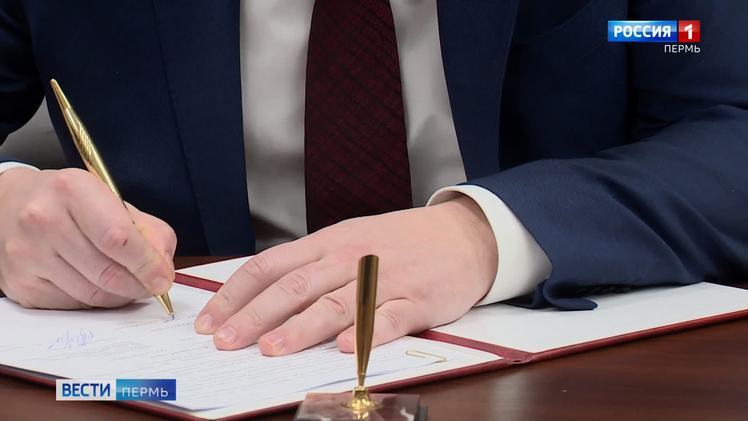 Губернатор внес законопроект по поправкам в бюджет на 2025 и 2026 2027 годы vesti perm ru pages 3f610bdbe12f4548ad567a692e2d0d9c Губернатор Дмитрий Махонин внес в Законодательное Собрание Пермского края поправки в бюджет Прикамья на 2025 год и 2026 2027 годы За счет увеличения налоговых и неналоговых поступлений и перераспределения расходов законопроектом предлагается направить средства на ряд социально значимых направлений Значимая часть поправок касается отрасли здравоохранения Планируется дополнительно направить в 2025 году 885 7 млн рублей на оказание специализированной помощи онкобольным и на закупку лекарственных препаратов льготным категориям граждан Также предлагается увеличить расходы на 376 млн рублей на закупку для больниц медицинского оборудования после проведения в них комплексных капремонтов Благодаря новым поправкам увеличится размер Резервного фонда для оказания дополнительных мер соцподдержки участников СВО и членов их семей