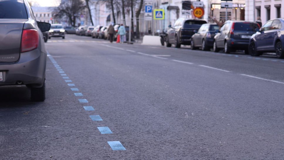 Депутаты Ярославской областной думы предложили расширить льготы для пользователей платных парковок Резиденты смогут парковаться на всей территории своей зоны а не только в квартале Бесплатная ночная парковка для них может увеличиться на 4 часа с 18 00 до 10 00 В список льготников хотят включить сотрудников учреждений образования медицины культуры социальной поддержки и спорта если их работа находится в зоне платной парковки Фото Зоя Голицына Еще больше новостей в Telegram канале Ъ Ярославль