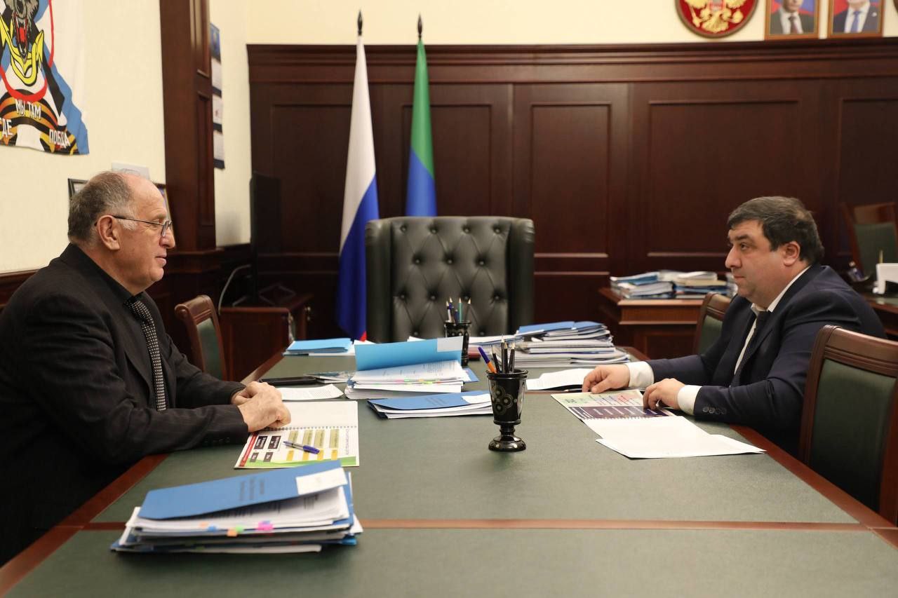 Переработчики винограда в Дагестане уплатили 8 5 млрд рублей налогов за 10 месяцев 2025 года в том числе 3 9 млрд акцизов Об этом премьер министру Абдулмуслиму Абдулмуслимову доложил руководитель Комитета по виноградарству Дагестана Шериф Керимханов Дагестан является историческим центром виноградарства и виноделия на который приходится более четверти виноградников и объема производства винограда в России В отрасли занято 286 субъектов 93 юридических лица и 193 КФХ а также более 2000 хозяйств населения Промышленно выращивается 38 сортов винограда Виноградо винодельческая отрасль является бюджетообразующей за 2024 год она уплатила 8 73 млрд рублей налогов включая 4 286 млрд акцизов