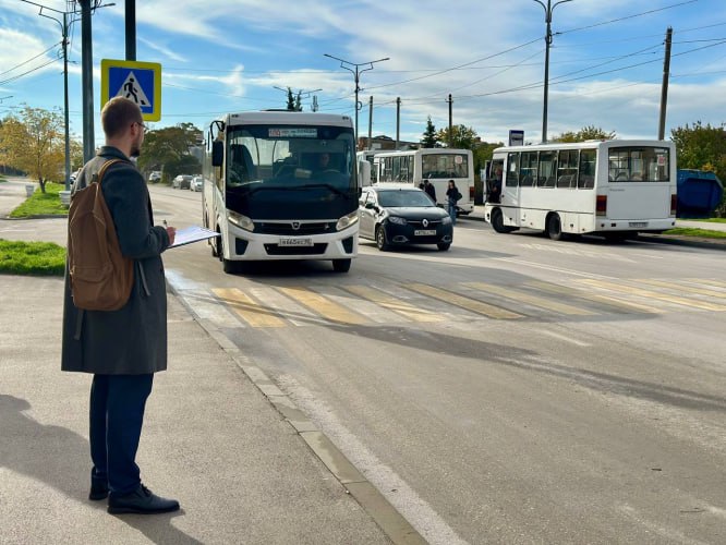 В Севастополе проверили работу маршрутов 14 76 и 109 Сотрудники дептранса провели рейд на остановке ул Бориса Михайлова именно отсюда отправляются маршруты 14 и 109 Почему именно эти маршруты На них действует интервальное расписание Это значит что оценить работу перевозчиков можно объективнее не списывая всё на пробки Кстати маршрут 109 проверяют уже во второй раз На прошлой неделе вместе с ним нарушения нашли у автобусов 4 16 и 112 Перевозчикам уже выдали предписания Контроль за транспортом продолжается по поручению губернатора Михаила Развожаева