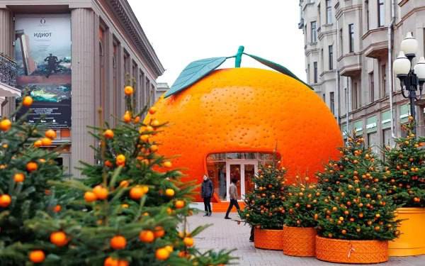 В Москве стартовал новый сезон арт павильонов проекта Сделано в Москве приуроченный к зимним праздникам Тема этого года Фабрика подарков Как отметила заместитель мэра Москвы Наталья Сергунина на десяти площадках города представлены более 700 московских брендов предлагающих разнообразные товары от одежды и косметики до сладостей и новогодних игрушек Павильоны можно узнать по оригинальному оформлению Например на Арбате маркеты оформлены в виде мандарина и самовара В первом из них посетители найдут подарки и материалы для творчества а во втором книги о Москве и сувениры от городских театров На Тверском бульваре в Холодильнике можно приобрести мороженое и сладкие угощения а на Новом Арбате шоколад и пряники Павильон на улице Рождественка стилизован под красный елочный шар где продаются детские игрушки и развивающие наборы Похожий ассортимент представлен в Воздушном шаре на Трубной площади РБК Отрасли