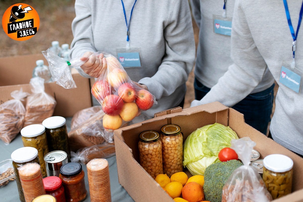 Фудшеринг: Госдума обсуждает раздачу бесплатных продуктов россиянам  Практика фудшеринга есть уже во многих странах. Комитет Государственной думы по молодежной политике также разработал соответствующий законопроект, сообщил председатель комитета Артем Метелев.  Депутат подчеркнул, что инициатива предусматривает освобождение предпринимателей от налога на добавленную стоимость при передаче продуктов благотворительным фондам. Особенно актуально это предложение в контексте специальной военной операции, поскольку позволит новым и приграничным регионам получить больше гуманитарной помощи.  Главное — здесь. Подписывайтесь!