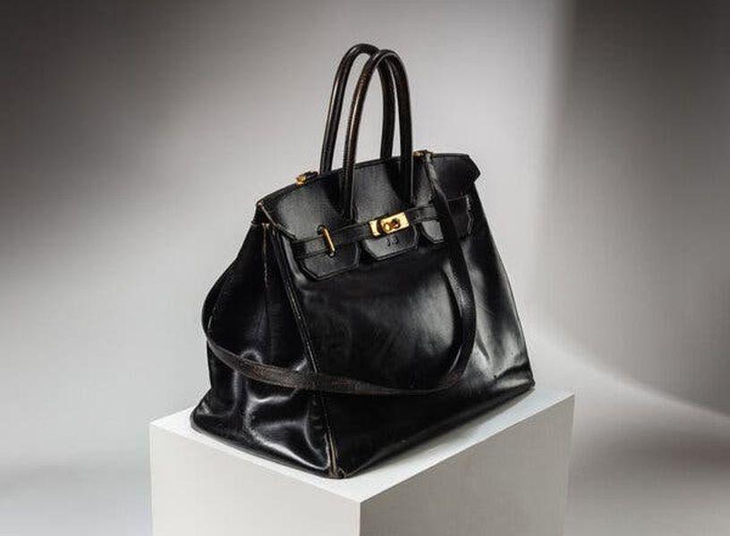 Та самая Birkin: первый экземпляр легендарной сумки выставят на аукцион Модницы со всего мира стремятся заполучить культовую сумку Birkin — но одна из них может обойти всех и урвать оригинальный прототип. Первый вариант культовой модели Hermès продадут на аукционе в июле. Стартовая стоимость уникального лота пока не раскрывается, потенциальным покупателям её сообщают в частном порядке. Дизайн знаменитого аксессуара родился в 1984 году в самолёте. Джейн Биркин, тогда уже звезда британского и французского кино, носила вместо сумки потрёпанную корзинку, из которой вываливались вещи. В салоне ей досталось место рядом с директором модного дома Жаном-Луи Дюма, который предложил Джейн создать идеальную сумку для путешествий. Вместе они набросали на салфетке эскиз вместительного тоута с двумя ручками. Со временем удобный аксессуар превратился в символ элитной моды. Hermès выпускает ограниченное количество моделей Birkin и продаёт их только надёжным постоянным клиентам. Оригинальный экземпляр отличается от нынешних моделей несъёмной ручкой и нестандартными размерами. Джейн Биркин обожала вешать на сумку разные безделушки, в комплекте с этим лотом будут идти её кусачки для ногтей.