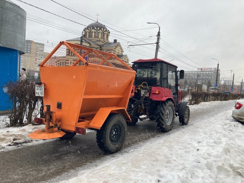 120 тонн реагента использовали ночью для обработки рязанских дорог  Как сообщает городская администрация, сегодня ночью во всех районах города проводилась обработка дорог. Специалисты использовали 120 тонн реагента и 10,5 куб м. песко-соляной смеси.  Тротуары обрабатывали на улицах Белякова, Бирюзова, Чернышевского, дорога к школе № 56, Канищево, Зафабричная, Птицеводов, дорога и тротуар к школе №60/61, тротуар в районе домов №27 и №26 по Зубковой, Новоселов в районе дома №26 к.11, остановка ЦТ «Октябрьский», Предзаводская, школа №49, Зубковой, сквер Роща, Поселковская.  Ямочный ремонт литой асфальтобетонной смесью выполняли на участках улиц Разина, Халтурина, Московская, Первомайский проспект, Троицкий мост, Каширина, Соборная, Затинная, Касимовском шоссе в районе здания бывшего Мясокомбината, Касимовское шоссе. Объем выполненных работ – 76,6 кв. м.  Днем 10 января бригады мехуборки работают на улицах Маяковского и Первомайском проспекте. Продолжается сбор случайного мусора, обработка и подметание т...