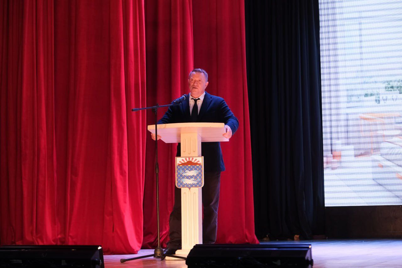 Павла Гомилевского переизбрали мэром Южно Курильского района Сделали это депутаты местного собрания которым на голосование представили две кандидатуры Вторым участником конкурса на должность главы администрации стал гендиректор ООО Южно Курильский водоканал Владимир Ухналь который предсказуемо не смог одержать победу Официально на новый срок Гомилевский пойдет 27 декабря В этот день он принесет присягу в качестве мэра