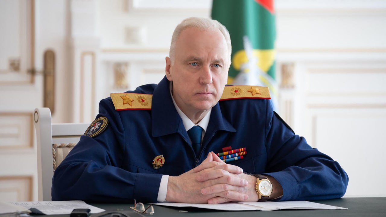 Бастрыкина возмутила волокита в расследовании уголовного дела об убийстве инвалида Ростовской области  Председатель Следственного комитета России Александр Бастрыкин потребовал выяснить причины волокиты в расследовании уголовного дела об убийстве инвалида в Ростовской области. Об этом сообщили в пресс-службе ведомства.    В информационный центр СК РФ вновь обратилась жительница Ростовской области по факту смерти ее 23-летнего брата-инвалида в Сальском районе в августе 2024 года. Его на улице избил 15 летний подросток.    - Несмотря на показания очевидцев и родственников, которым потерпевший успел рассказать о произошедшем, до настоящего времени к ответственности фигурант не привлечен, от общества не изолирован, - рассказали в пресс-службе следственного комитета.    Бастрыкин поручил главе донского следкома Аслану Хуаде принять меры к завершению расследования уголовного дела в кратчайшие сроки, о чем представить доклад.    Напомним, инцидент произошел 12 августа. Алексей Трапезников, который являлся инвалидом первой группы, вышел на прогулку, а вернулся домой с опухшей головой, держась руками за живот. Врачи диагностировали у него разрыв поджелудочной железы. Через несколько дней 23-летний парень умер больнице.    По словам его отца, Алексея избил 15-летний подросток, занимающийся смешанными единоборствами. Мужчина пояснил, что сын сделал замечание юноше, чтобы тот «не гонял на питбайке».   Подписаться на "Новости Ростова"    Прислать новость