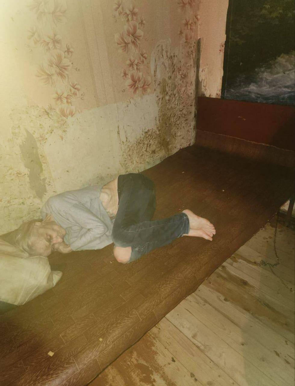 В Вологодской области пенсионерку нашли прикованной к кровати Сотрудники МВД и соцзащиты прибыли проверить неблагополучную многодетную семью В доме обнаружили 65 летнюю женщину привязанную цепью к настилу покрытому линолеумом Она выглядела истощённой до предела По словам соцработников пенсионерка больше напоминала живой скелет Сейчас она госпитализирована По версии следствия к такой жестокости причастны родственники пенсионерки 41 летняя женщина и 49 летний мужчина Они дают объяснения в полиции Подписаться на Говорит Москва Telegram VK MAX