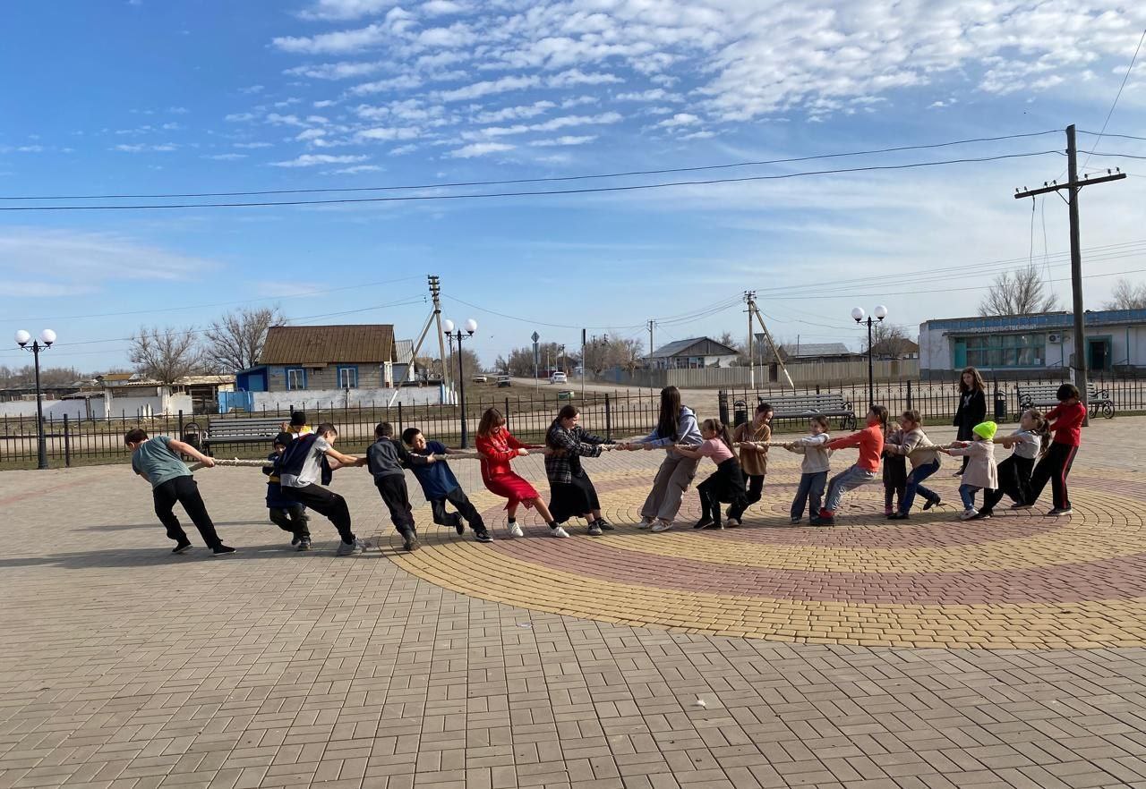 На территории Волгоградской области в целях предупреждения распространения наркомании среди несовершеннолетних и молодежи в марте начался первый этап масштабной Всероссийской оперативно-профилактической операции под названием "Чистое поколение – 2025".     Операция предполагает разработку и реализацию мероприятий, направленных на решение практических задач по профилактике распространения наркомании среди несовершеннолетних лиц и молодёжи.   В сельских клубах нашего района в рамках операции организованы многоплановые меррприятия с  детьми и молодежью:  беседы с подростками, проведены тематические игры, спортивно- познавательные соревнования, конкурсы рисунков и иные активности.   ‼ На мероприятиях рассказывают детям о последствиях употребления наркотиков и об ответственности за участие в их обороте.