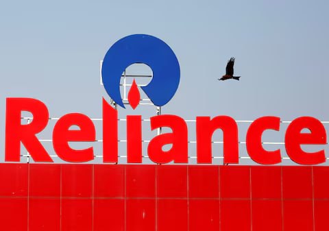 Индийский конгломерат Reliance Industries крупнейший покупатель российской нефти в Индии объявил о полном прекращении импорта сырья из России на свой нефтеперерабатывающий завод в Джамнагаре с 20 ноября 2025 года сообщает Reuters ROSN С 1 декабря это комплекс будет получать нефть только нероссийского происхождения Такая мера стала шагом в сторону соблюдения новых санкций США и Европейского союза против России отмечается в материале jkinvest news jkinvest