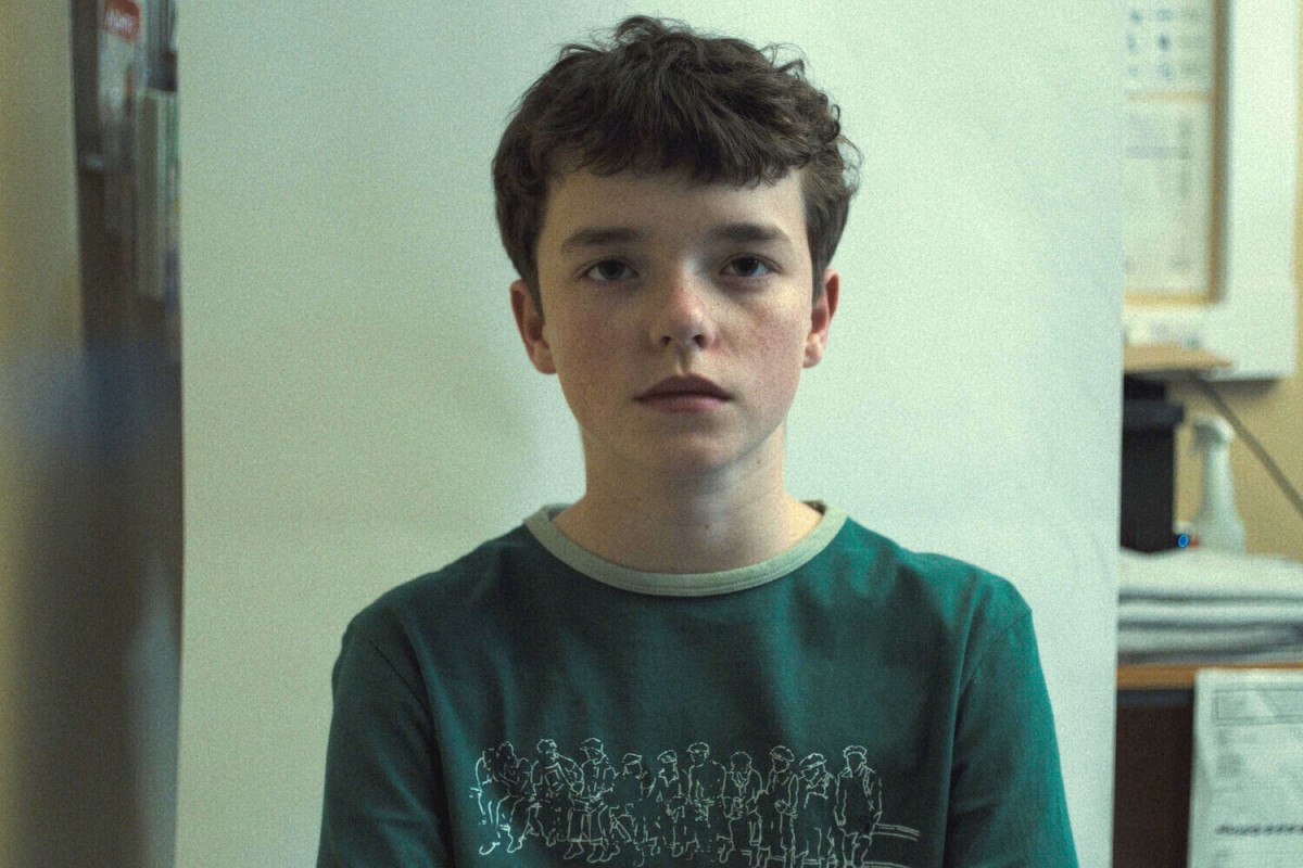 Metacritic представил рейтинг сериалов 2025 года с самыми высокими оценками критиков Первое место заняла психологическая драма Переходный возраст которая смогла обойти сильных конкурентов вышедших во второй половине сезона Второе и третье места поделили британский исторический сериал Волчий зал Зеркало и свет и новый анимационный сериал от создателя Коня БоДжека Рафаэля Боб Ваксберга Короче говоря Полностью топ 20 смотрите здесь Больше новостей в Daily News