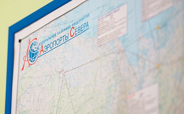 В Республике Саха продолжится развитие аэродромной инфраструктуры и авиасообщения Планы по дальнейшему развитию аэродромной инфраструктуры и авиасообщения в Республике Саха Якутия рассмотрели на встрече замминистра транспорта Валентин Иванов руководитель Росавиации Дмитрий Ядров и глава региона Айсен Николаев Об этом сообщает AVIA RU со ссылкой на данные Росавиации Как отмечают в Росавиации воздушный транспорт для самого крупного региона России имеет жизненно важное значение В числе актуальных задач строительство аэропорта Зырянка и увеличение финансирования для ФКП Аэропорты Севера входит в структуру Росавиации субсидирование организаций воздушного транспорта из федерального бюджета повышение социальных спецтарифов и размеров субсидий на перевозку одного пассажира aviaru net n289974