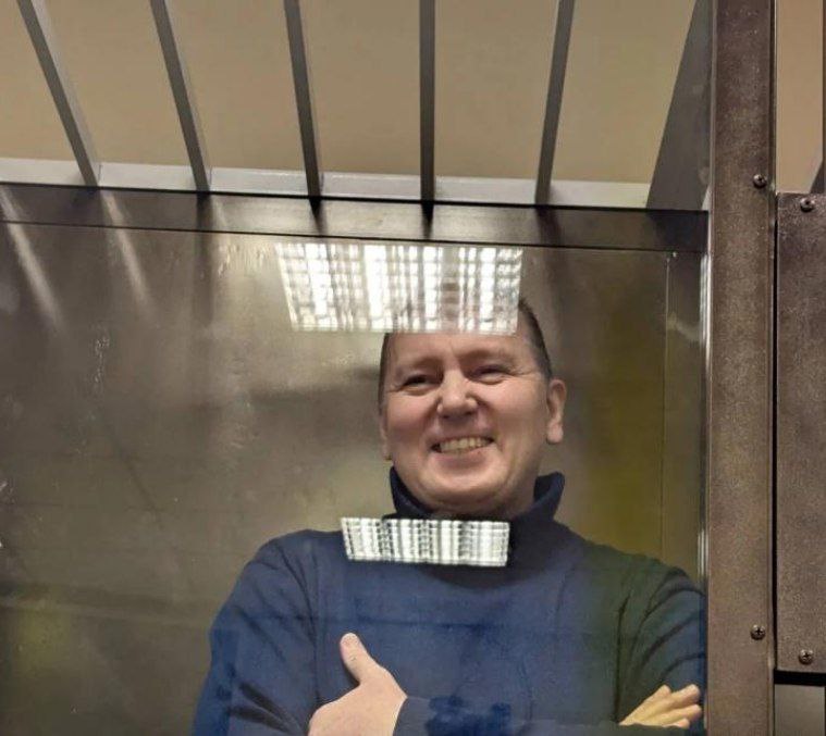 Первый Западный окружной военный суд в Санкт-Петербурге вынес приговор экс-сотруднику МВД Константину Подошвелеву. Его признали виновным в повреждении объектов культурного наследия, вандализме и участии в деятельности террористической организации «Легион "Свобода России"», запрещенной в РФ. В январе 2024 года Подошвелев по заданию кураторов нанес оскорбительные надписи об СВО на стены храма иконы Божией Матери «Умиление», а также зданиях Политехнического университета и храма Покрова Пресвятой Богородицы в Калининском районе. Кроме того, мужчина планировал уехать на Украину для участия в боях против российских войск. Суд приговорил его к 14 годам колонии строгого режима первые 3 года — в тюрьме и штрафу в 250 тыс. рублей. Подошвелев ранее служил в МВД, но был уволен за коррупцию. На момент задержания в феврале 2024 года он готовился к выезду из страны вместе с сыном. #терроризм