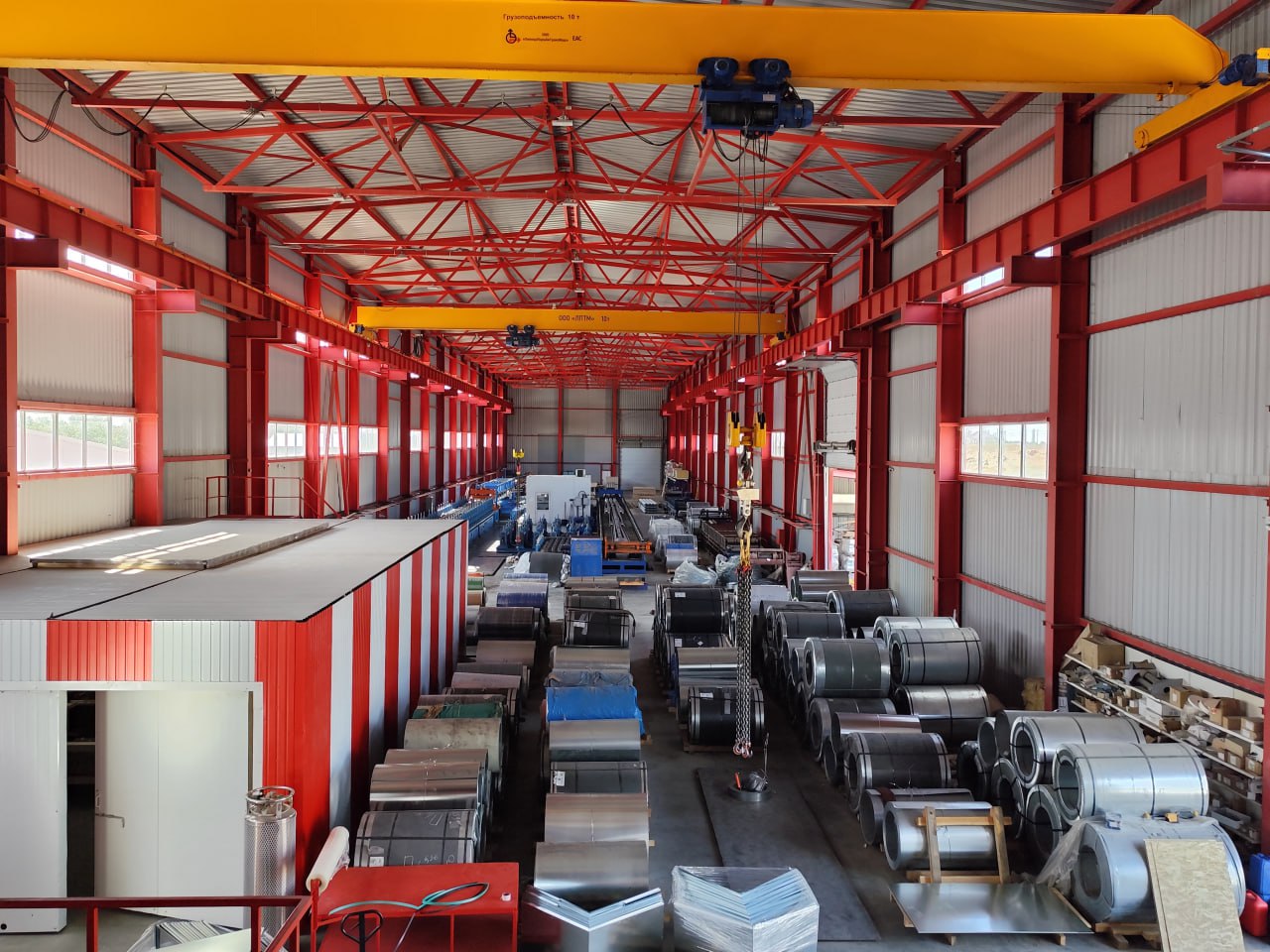 Налоговая включилась в банкротство Липецкпрофиля с 27 млн рублей долга Взаимные атаки ФНС и компании продолжаются Пока продолжается суд по заявлению компании об оспаривании некого акта налоговиков ведомство добилось включения в реестр требований кредиторов 26 42 млн рублей Летом в отношении компании было введено наблюдение по заявлению от физлица из за долга в 2 18 млн рублей Компания была не против введения процедуры но отмечала что пока долг погасить не может из за финансовых трудностей Налоговая подала апелляционную жалобу на это определение суда Видимо ведомство не устраивает запуск банкротства при этом свои требования она все же включила Рассмотрение было назначено на 22 декабря Споры по нормативным актам продолжатся в следующем году С лета налоговая начала частично или полностью приостанавливать операции по некоторым счетам компании Завод работает с 2013 года и выпускает профнастил сайдинг сэндвич панели металлочерепицу вентфасады и другую аналогичную продукцию Сырье они закупают у Новолипецкого меткомбината Северстали и Магнитогорского меткомбината Мощность производства составляет более 50 тыс тонн продукции в год Липецкпрофиль поставлял свои изделия крупнейшим российским аэропортам распределительным центрам и производствам Компанией в равных долях владеют Максим Шипилов и Артем Голошумов Выручка по итогам 2024 года составила 1 67 млрд рублей по сравнению с 1 74 млрд годом ранее Чистая прибыль держится на уровне 16 млн рублей Подписывайся на Площадь