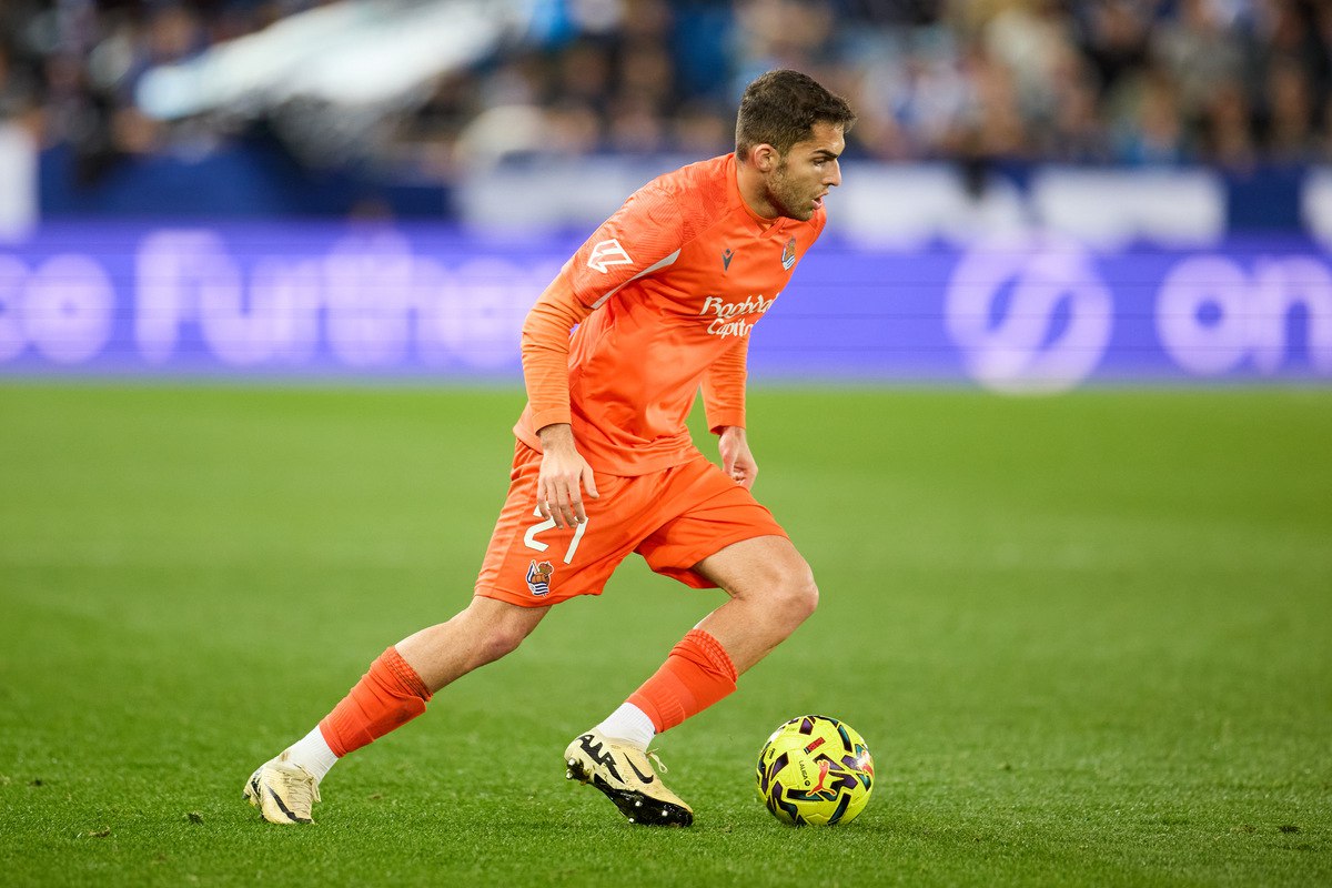 Захарян снова получил травму и пропустит матч с Барселоной Российский полузащитник Реал Сосьедад Арсен Захарян пропустит предстоящий матч 20 го тура чемпионата Испании против Барселоны из за повреждения Об этом сообщила пресс служба клуба из Сан Себастьяна Отмечается что Захарян не включен в состав команды на игру из за болей в левой икроножной мышце Встреча состоится 18 января в Сан Себастьяне Барселона возглавляет турнирную таблицу чемпионата Испании с 49 очками Реал Сосьедад занимает 12 е место набрав 21 очко Захарян перешел в испанский клуб летом 2023 года из московского Динамо за 13 млн и провел за Реал Сосьедад в общей сложности 60 матчей в которых записал на свой счет три гола и три результативные передачи Почти весь прошлый сезон он пропустил из за различных травм в этом у него также были проблемы со здоровьем Всего в текущем сезоне у 22 летнего Захаряна 16 матчей и один гол Global Look Press Подписаться на РБК Спорт