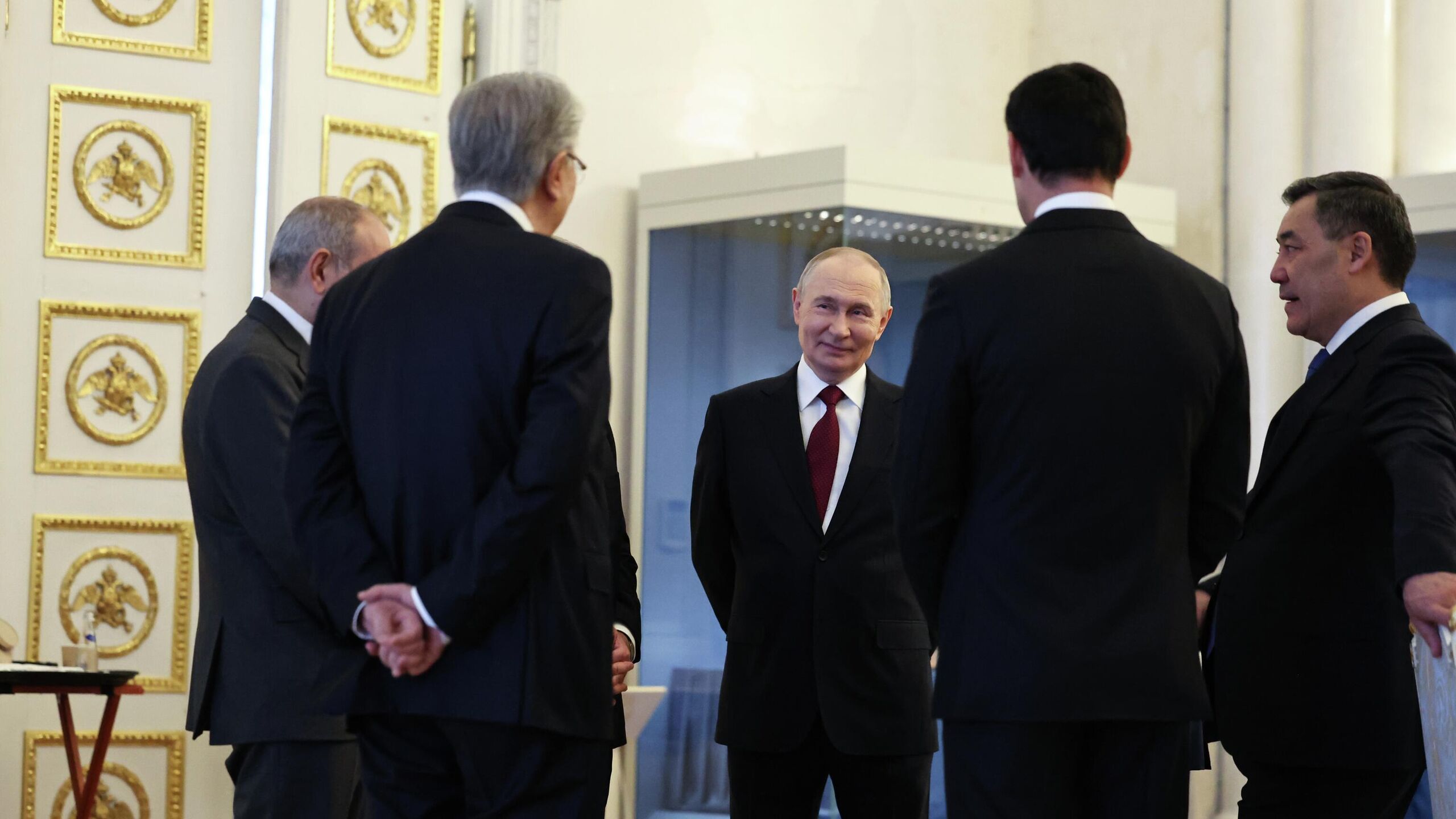 Президент России Владимир Путин пошутил о любви англичан пограбить говоря о завоевании англичанами Индии Президент РФ Владимир Путин организовал для лидеров СНГ которые приехали в Санкт Петербург на неформальный саммит экскурсию по Эрмитажу Глав делегаций сопровождал генеральный директор Эрмитажа Михаил Пиотровский В одном из залов музея Пиотровский представил экспонаты времен Империи великих моголов Это блестящие шедевры могольского искусства это индийское искусство Это та эпоха в Индии полная роскоши за которой англичане и полезли в Индию потому что они увидели вот это вот все драгоценные камни сказал Пиотровский И как любители пограбить туда и пошли добавил Путин