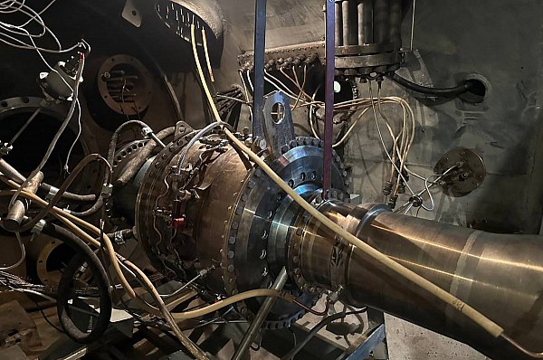 Российский двигатель ВК 800СП готов к установке на самолет УТС 800 Российский турбовинтовой двигатель ВК 800СП поставлен для установки на учебно тренировочный самолет УТС 800 и готов к началу летных испытаний заявила официальный представитель АО УЗГА в ходе международной выставки World Defense Show 2026 в Эр Рияде Саудовская Аравия Об этом сообщает ТАСС Модель турбовинтового двигателя ВК 800СП предназначенная для нового учебно тренировочного самолета УТС 800 полностью готова Двигатель поставлен для установки на самолет и начала летных испытаний в составе борта Сейчас идут пусконаладочные работы по подготовке к первому вылету УТС 800 с новым отечественным силовым агрегатом сообщили в организации aviaru net n292426