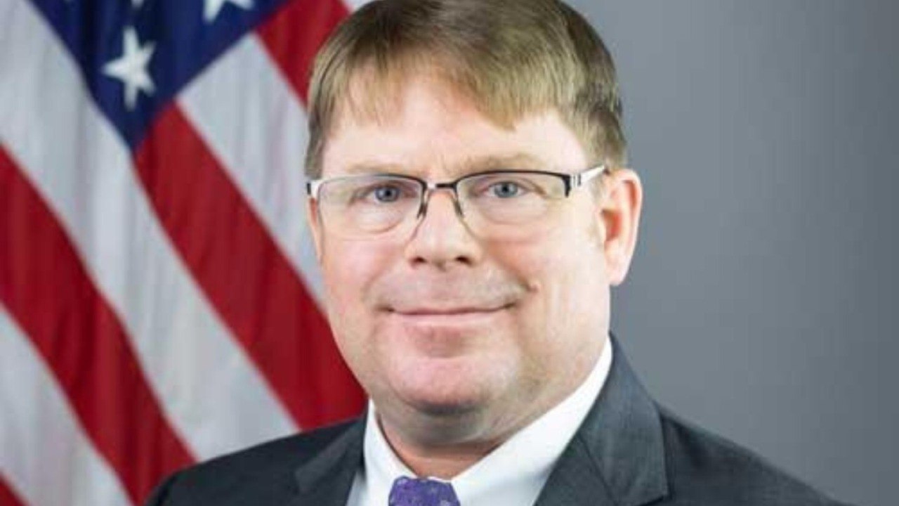 США. Кевин О Коннор, который был лечащим врачом Байдена во время пребывания самоходного Джо на своем посту, отказался дать показания на закрытом заседании Конгресса США в рамках расследования Республиканской партии о психическом состоянии Байдена на посту президента США. Согласно заявлению его адвокатов, О Коннор сослался на конфиденциальность отношений между врачом и пациентом и свое право по Пятой поправке не давать показаний против самого себя. Он неоднократно утверждал, что его обязанности врача не позволяют ему давать показания и делиться чувствительной информацией. Председатель Комитета Палаты представителей по надзору Джеймс Комер, который ведет расследование против Байдена, отверг эти заявления, как абсурдные. #Комер #Байден