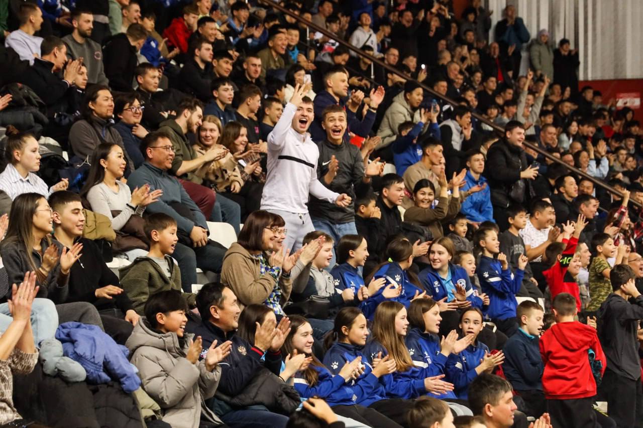 Семь команд представят Бурятию на XX Кубке Улан Удэ по футзалу Из 24 команд которые примут участие в юбилейном Кубке Улан Удэ по футзалу 7 клубов представляют Бурятию Кубок пройдет с 4 по 8 января 2026 года на двух площадках Из 7 местных команд 6 клубов представляют Улан Удэ Это ФК БайкалАвтоТрак ФК Улан Удэ Сити Энергострой ФК SNRG ФК СШ 6 ФК Алекс Групп ФК БГУ последние два клуба впервые сыграют в турнире Студенческую команду БГУ тренируют Павел Синаторов и Эрдэм Галданов также сыграет в майке БайкалАвтоТрак Также в Кубке Улан Удэ дебютирует команда ФК Селенгинский район из Гусиноозёрска которую тренирует известный в Сибири Виктор Гусак В его богатом послужном списке выступление в командах мастеров Супер и Высшей лиги его знают в Тюмени Якутске Иркутске и Улан Удэ Он является одним из самых постоянных участников нашего Кубка как игрок и наставник Отметим за всю историю проведения турнира местные команды выигрывали Кубок 12 раз Трижды чемпионом становились Недра Сервис 2008 2010 гг Стамстрой выиграл в 2011 году пять титулов на счету у Лары 2012 2015 2018 дважды Кубок брал Улан Удэ Сити 2017 2024 действующим обладателем является БайкалАвтоТрак 2025 Купить билеты на плей офф Прямая трансляция   Расписание   Правила системы видеопомощи Список чемпионов с 2008 года Реклама Рекламодатель РОО Ассоциация Любительского Футбола Республики Бурятия ИНН 0323123715 erid 2SDnjc7bDSY