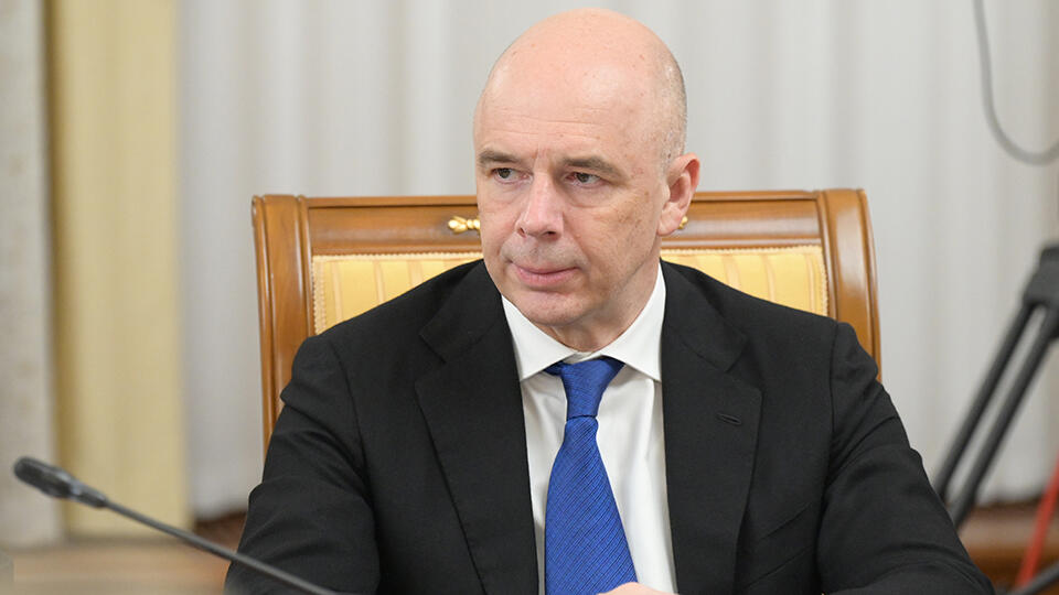 Минфин пока не получал заявок на возвращение от иностранных компаний, ушедших из России. Об этом сообщил глава ведомства Антон Силуанов в ходе брифинга. Министр подчеркнул, что в целом в правительстве заинтересованы, чтобы бизнес возвращался, поскольку приток иностранного капитала приведет к улучшению климата и конкуренции в стране. К тому же, были бренды, которые уходили и оставляли возможность вернуться, отметил он. Силуанов указал на то, что окончательные требования к предприятиям, которые захотят вернуться, пока не сформированы. Актуальным остается условие, согласно которому иностранные фирмы не должны возвращаться в ущерб тому бизнесу, который занял их ниши и успел развить свои предприятия. "Такого рода случаи мы планируем, что будут рассматривать в рамках отраслевых групп, и если будут конкретные ситуации, мы планируем рассматривать на нашей подкомиссии <...> Однако каких-либо заявок от ведомств, чтобы мы рассмотрели на комиссии по возврату бизнеса, мы не рассматривали", — добавил Силуанов. Отправить новость