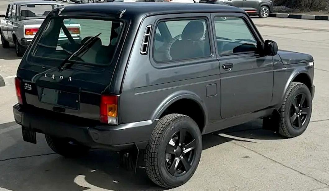 Сборка Lada Niva остановлена на неделю – нет штамповки. Мы ждали перебоев с поставками комплектующих для сборки «Искры». И когда в новостях упоминается Балаково, приходит в голову БРТ «Балаковорезинотехника» . Обычно речь не о срывах поставок, а об ужасном качестве изделий. На этот раз совсем не о том «Автокомпонент Балаково» штампованные панели и детали , входящая в структуру группы компаний-поставщиков «АвтоВАЗа» ? , не справилась с графиком поставок. «АвтоВАЗ» сообщает: Приостановка обусловлена изменением состава материалов при производстве одного из компонентов на стороне поставщика нашего предприятия. В связи с этим поставщику требуется дополнительное время на испытания и наработку новой партии продукции. Наличие альтернативных поставщиков – военная тайна. Завод ждёт возобновления поставок к 16 мая. Автовоз