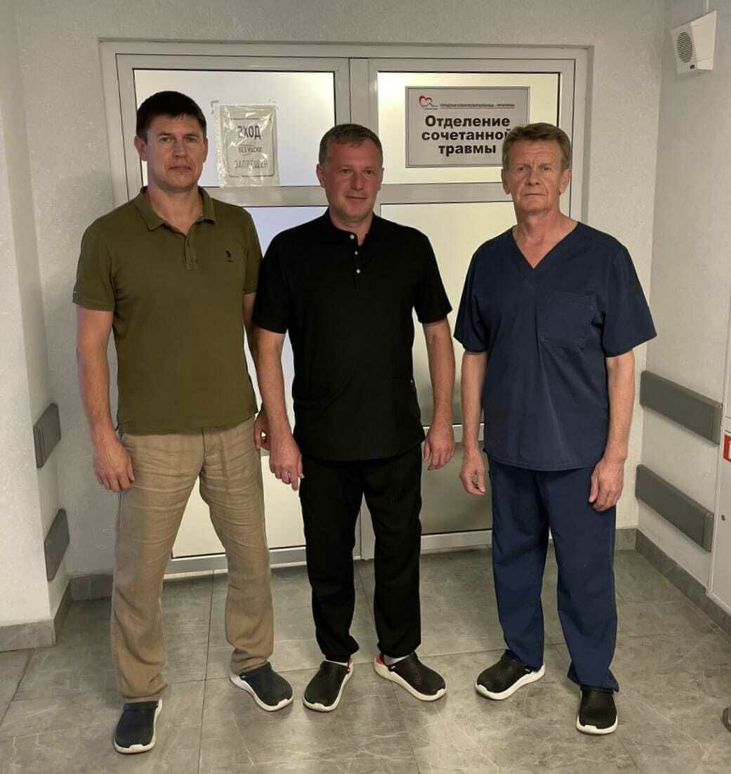Врачи Пятигорской больницы спасли ногу пациентке после неудачной поездки на скутере. У 39-летней женщины был тяжелый открытый переломом голени, размозжение мягких тканей и омертвение части кости. Операцию проводили четыре врача, одного из которых экстренно доставили в город на борту санавиации. Травматологи удалили участок мёртвой кости, после чего в голени образовался «пробел» в 10 см. Женщине установили аппарат Илизарова. Уже через год она сможет вернуться к обычной жизни, сообщили в краевом Минздраве.