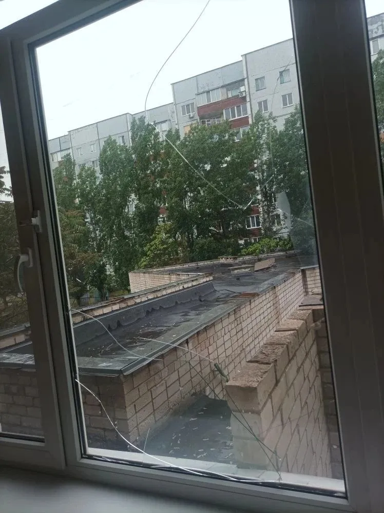 Утро началось не с кофе ВСУ ударили по детскому саду Сегодня ранним утром вражеский беспилотник ударил прямо в один из корпусов детского сада 10 бывший д с 16 по ул Комсомольской Повреждены окна на территории сада обломки БПЛА и следы возгорания на месте удара Слава Богу никто не пострадал В данный момент корпус сада не задействован в учебном процессе Однако опасность повторных ударов сохраняется Почувствуйте цинизм Фашисты бьют по детским садам Не теряйте бдительность Берегите себя и близких Не пренебрегайте мерами безопасности