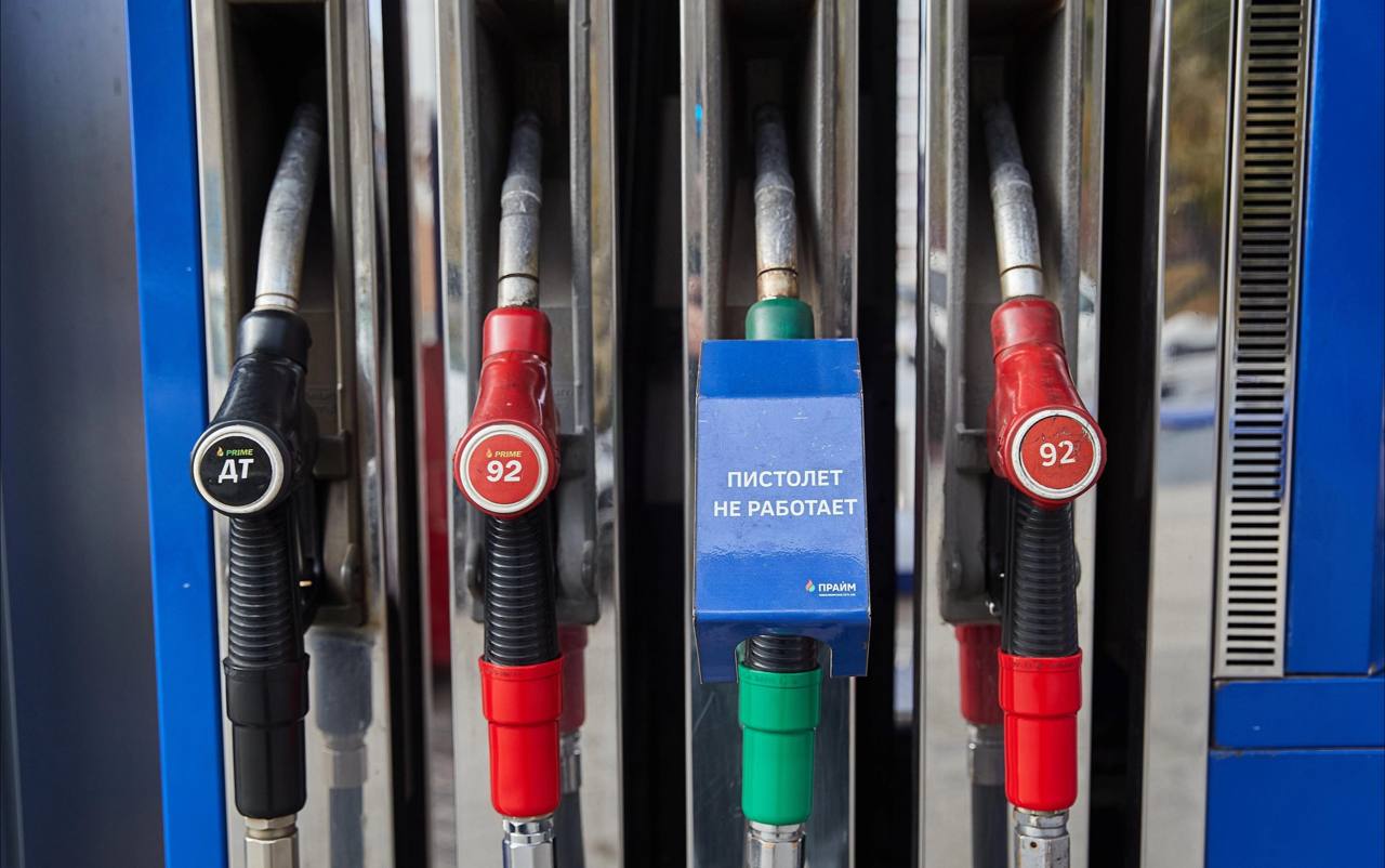 На двух заправках выросла стоимость топлива: на «Топлайн» и «Татнефть» нужно будет платить больше: от 48 копеек до двух рублей.   Зато на «Газпромнефти» стоимость некоторых видов топлива стала ниже.    Нажмите сюда, чтобы посмотреть актуальные цены на топливо:  • на АЗС «Топлайн» А-92 стоит 54,9-55,9 рубля, А-92 Reactive — 55,9-56,35 рубля, А-95 — 59,4-60,4 рубля, А-95 Reactive — 60,4 рубля, А-98 — 76,1 рубля, газ — 22,25-24,25 рубля, ДТ — 71,01–72,11 рубля, метан — 27,93-28,12 рубля;  • на АЗС «Газпромнефть» А-92 стоит 54,37-55,34 рубля, А-95 — 58,89-59,84 рубля, G-95 — 59,89-60,84 рубля, G-100 — 77,1-71,47 рубля, ДТ — 70,5–71,47 рубля, газ — 20,25-20,5 рубля, КПГ — 27,97-28,33 рубля;  • на АЗС «Татнефть» АИ-92 стоит 54,9-55,1 рубля, АИ-95 — 59,4-59,95 рубля, ДТ — 70,75-71 рубля;  • на АЗС «ТрансСиб» АИ-92 можно купить за 54,7 рубля за литр, АИ-95 — 59,2 рубля, ДТ — 69,9 рубля.  • на АЗС «Юнигаз» А-92 UNI — 55,42 рубля, А-92 «Евро» — 54,87 рубля, А-95 UNI — 60,37 рубля, АИ-98 UNI — 75,92 рубля, газ — 20,25 рубля, ДТм «Евро» — 71,02 рубля;  ⏹