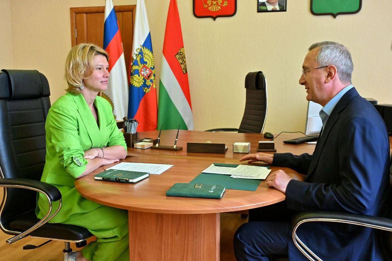 Министр Оксана Лут начала работу в Калужской области - как и анонсировал накануне ES!-канал Федеральная чиновница уже провела встречу с губернатором. Владислав Шапша рассказал, как идут весенние полевые работы и о вводе в сельхозоборот неиспользуемых земель. по словам главы региона, в этом году калужскому минсельхозу удалось привлечь рекордное финансирование по госпрограмме «Комплексное развитие сельских территорий». В ответ Оксана Лут отметила, что Калужская область в последние годы показывает хорошие результаты в АПК. Министра сегодня ждут и в районах. ES! - канал. Подписаться