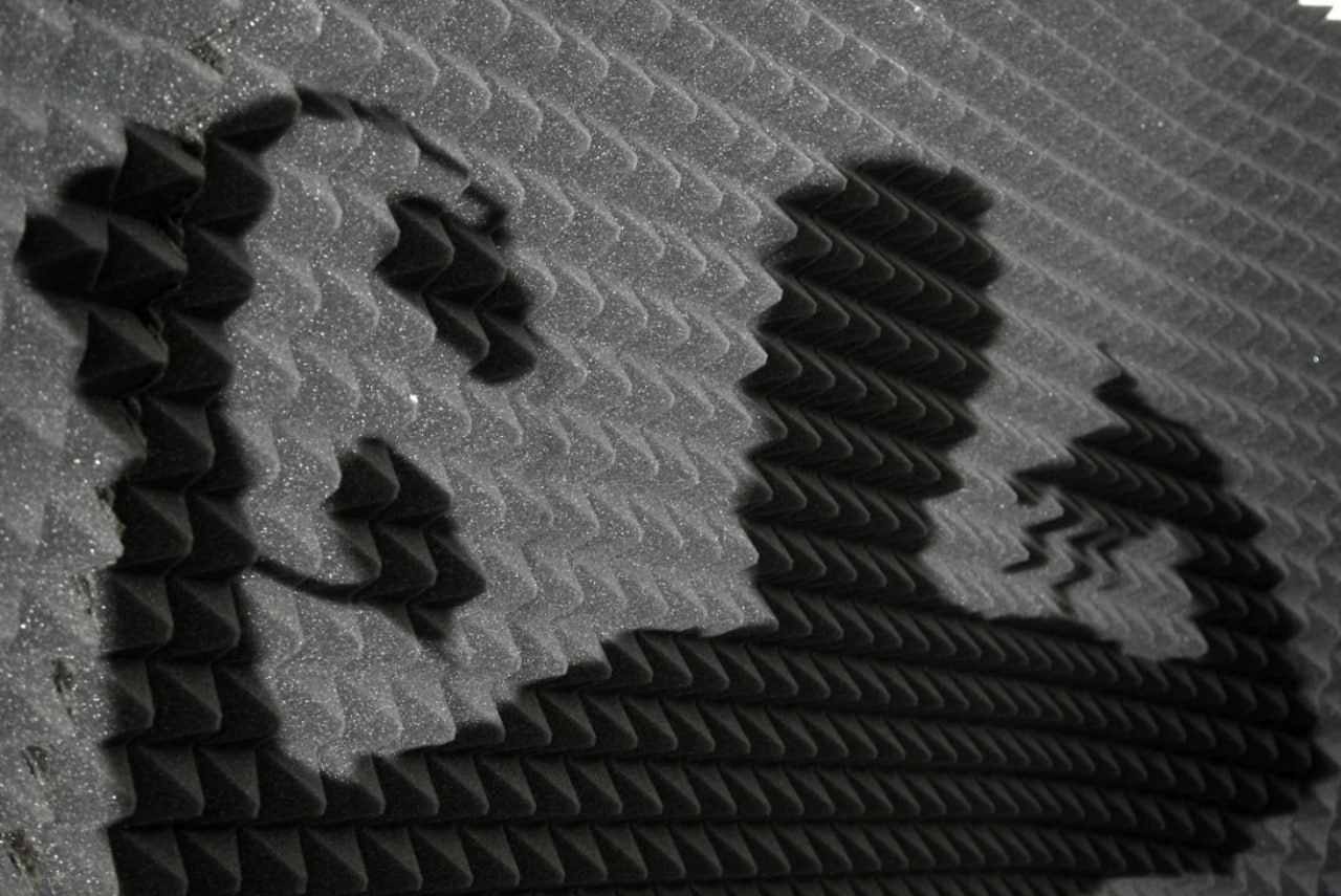 Защита от двойников как готовят закон против незаконного использования цифрового образа Музыкальные лейблы и Союз дикторов предложили поправки к закону о синтезированных голосах расширяющие защиту на цифровой образ человека Граждане смогут требовать компенсацию за незаконное использование своего голоса изображения или иных признаков индивидуальности Предлагается право отзыва согласия на использование цифрового образа если он используется в искаженном виде или порочит репутацию Компенсации будут взыскиваться по аналогии с нарушением интеллектуальных прав что упростит процедуру по сравнению с доказыванием морального вреда Законодательство пытается догнать технологический прогресс как когда то авторское право адаптировалось к цифровой эпохе так сегодня создаётся правовая защита человеческой идентичности в мире дипфейков и синтезированного контента Это признание того что в цифровую эпоху голос и образ становятся таким же активом как и творческие произведения