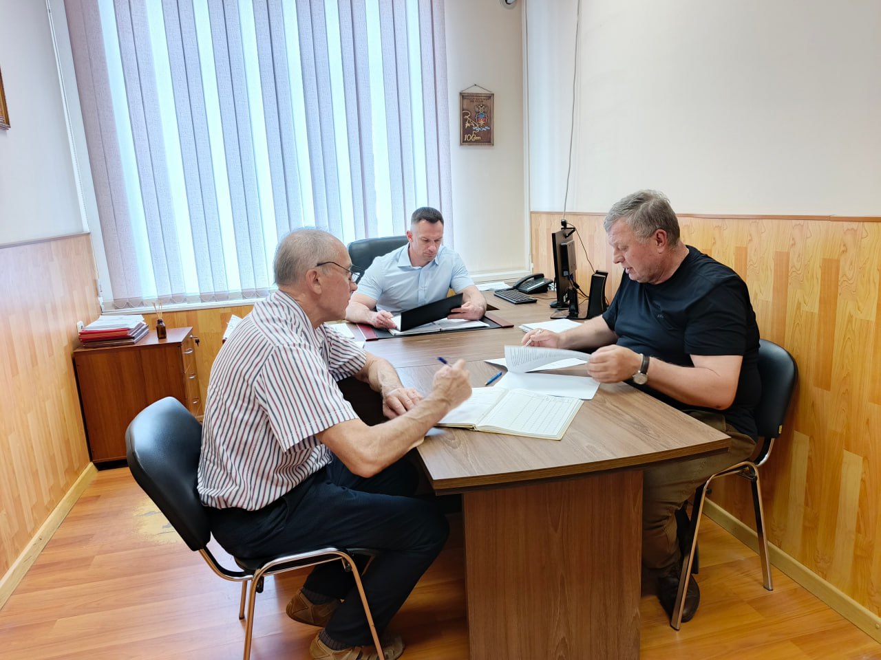 Во Владивостокском ЛУ МВД России на транспорте состоялось заседание Общественного совета #ОбщественныйСовет Заседание Общественного совета при Владивостокском ЛУ МВД России на транспорте за второй квартал состоялось при начальнике полиции, полковнике полиции, Алексее Квашнине. Председатель Общественного совета при Владивостокском ЛУ МВД России на транспорте Николай Клёва поприветствовал всех присутствующих и выступил с отчётом о проведенных мероприятиях с начала текущего года. В ходе заседания был рассмотрен вопрос проведения анкетирования, в рамках мониторинга общественного мнения, назначены представители Общественного совета участвующие в опросе пассажиров и работников транспортной инфраструктуры. Также члены совета рассмотрели вопросы по плану мероприятий на третий квартал 2025 года и запланировали на июль текущего года проведение рейдовых мероприятий с инспекторами по делам несовершеннолетних в прибрежной зоне, расположенной рядом с железнодорожными путями города Владивостока. В заключении заседания, заместитель начальника Владивостокского ЛУ МВД России на транспорте, полковник полиции Алексей Квашнин поблагодарил членов Общественного совета за активную работу и сотрудничество. Дальневосточная полиция - подписаться