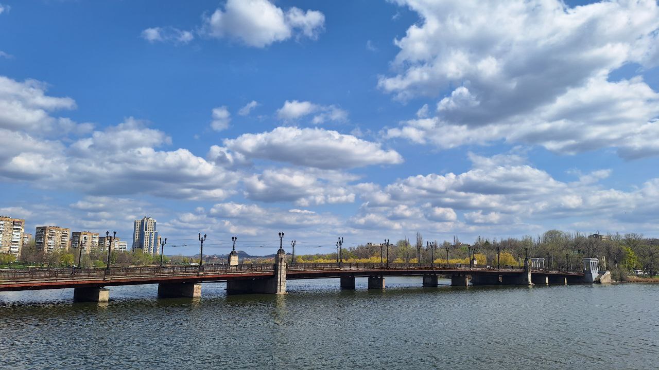 В Донецке стартовал капитальный ремонт моста через реку Кальмиус, расположенного на проспекте Ильича и соединяющего Ворошиловский и Калининский районы города. Работы проводятся под руководством Госкомпании «Автодор» и включают полную реконструкцию сооружения с заменой опор и пролетных конструкций. При этом исторический облик моста, построенного в 1950-х годах, будет сохранен. Подписаться Написать в бот
