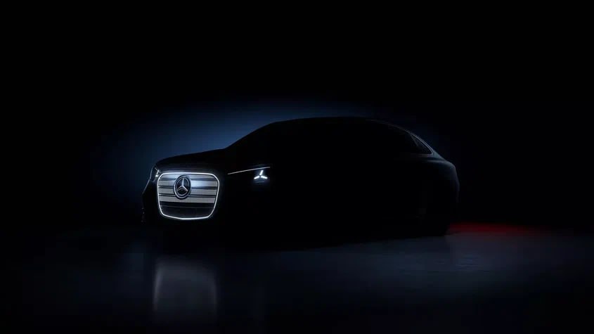 Электрический Mercedes Benz C класса получит решётку от нового GLC Опубликовано первое официальное фото готовящейся новинки Судя по нему батарейный седан позаимствует ключевое дизайнерское решение у нового Mercedes Benz GLC with EQ Technology специально разработанную для электрокаров решётку радиатора с опциональной подсветкой Заявлено также что электрический C класс сможет проезжать на электротяге до 800 километров Это сделает его самым дальнобойным Мерседесом на батарейках Когда именно седан покажут полностью пока не уточняется autoruonline