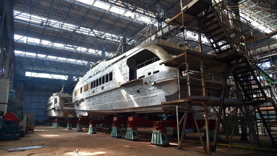 Хабаровский судостроительный завод перешел в собственность края Акции предприятия переданы региональному Центру содействия промышленности следующим шагом станет регистрация изменений в уставе и назначение нового руководителя Губернатор поставил задачу не только сохранить завод но и обеспечить его заказами Прочитать статью полностью Подписаться на DVHAB Написать в DVHAB