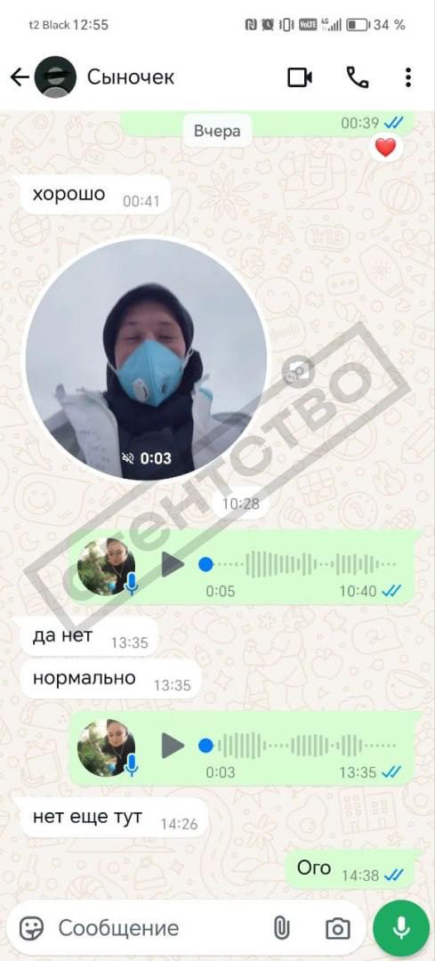 17-летнего студента из Анапы, который умер после уборки пляжей от мазута, отправили туда взамен на помощь с экзаменами  Скончавшийся после уборки пляжей Анапы студент местного индустриального техникума Александр Комин отправился собирать мазут по инициативе одного из преподавателей. Об этом заявила «Агентству» мать подростка Елена Мамаева.  По ее словам, заведующий кафедрой юриспруденции, полковник внутренней службы МВД Сергей Савенко пообещал участникам уборки помощь со сдачей экзаменов. Мамаева предоставила изданию аудиозапись, на которой мужчина с голосом, похожим на голос Савенко, обращается к кураторам групп с просьбой передать студентам  начиная от 17 лет , что ему нужны 130 человек для выезда.  «Я выезжаю главным, поэтому все, кто поедут со мной, бонус от учредителя, директора — я буду контролировать при сдаче сессий, закрытии долгов, сдачи производственных и преддипломных практик, поэтому попрошу завтра на 8:30 передать студентам 17, 18 и старше, всех жду, мальчишек и девчонок», — говорит мужчина на записи.  По словам Мамаевой, ее сына заинтересовало это сообщение. «Просто Савенко поможет с пересдачами, а мне это нужно…» — говорится в одном из сообщений, которое он отправил своей матери.  Мамаева утверждает, что ее сын был полностью здоров. Она считает, что историю с его смертью «пытаются замять»  Получить комментарий от Савенко не удалось. Сначала он сослался на занятость, а потом перестал отвечать журналистам.  О смерти 17-летнего Александра Комина стало известно 15 января. Его двоюродный брат рассказал порталу 93.ru, что в день смерти Александр ходил на пляжи убирать мазут. В колледже после этого заявили, что несовершеннолетних студентов не отправляли на уборку.  Поддержите нас донатом  Cмотрите Дождь в приложении