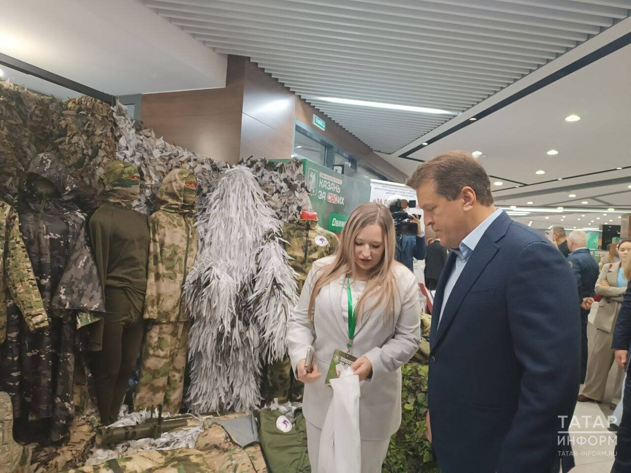 В казанском КЦ «Московский» открылась выставка достижений «народного ОПК» и эволюции гуманитарных инициатив Казани и РТ  Экспозицию представили перед открытием первого открытого гуманитарного форума «Казань за СВОих».  Среди экспоратов дроны самолетного и наземного типа, квадрокоптеры, штурмовой видеоприцел, AR-устройство, глушители, дульные устройства, компенсаторы, маскировочные сети, военные костюмы, буржуйки, сублимированные продукты, окопные свечи, элементы 3D-печати и многое другое.  Осмотрел экспонаты мэр Казани Ильсур Метшин.