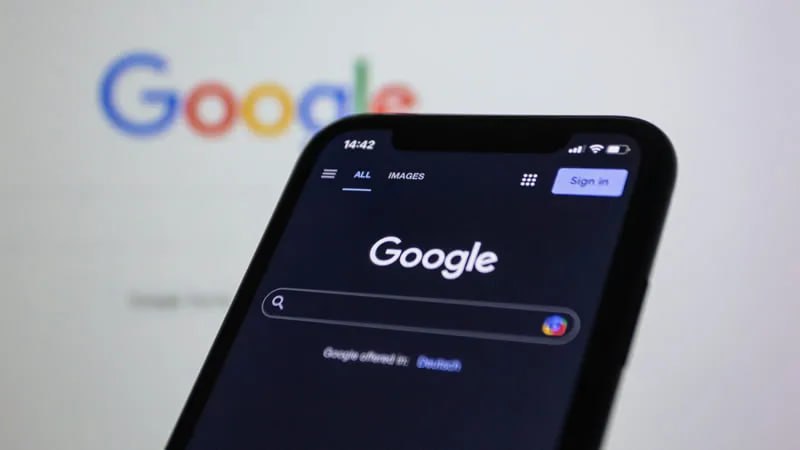 Google запустила ИИ-сортировку поисковой выдачи Web Guide — пока в тестовом режиме   Google представила новую экспериментальную функцию Web Guide в своём поиске, которая использует искусственный интеллект  ИИ  для выдачи структурированных данных. Функция, доступная в рамках экспериментальной программы Search Labs, автоматически сортирует веб-страницы в поисковой выдаче по тематическим группам, чтобы упростить поиск информации по сложным запросам.  Web Guide работает на основе модели Gemini, которая анализирует поисковые запросы и предлагает релевантные подборки ссылок, включая те, что могли бы остаться незамеченными при обычном поиске. Как отмечает TechCrunch, инструмент особенно полезен для сложных, более широких запросов, например, связанных с самостоятельными путешествиями по странам. В подобных случаях результаты выдачи теперь могут разделятся на блоки: подробные гиды, советы по безопасности и личные истории путешественников.