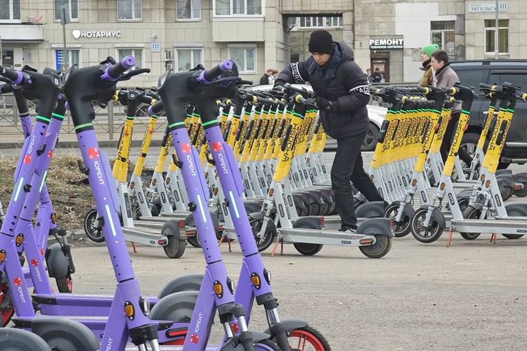 В Петербурге предложили штрафовать за мешающие уборке электросамокаты   Такую идею предложил депутат Заксобрания Петербурга и Председатель постоянной комиссии по транспорту и развитию транспортной инфраструктуры Алексей Цивилёв.  Если электросамокаты на улицах города будут мешать механизированной уборке, то за это могут оштрафовать.  Штраф от 3 до 5 тысяч рублей для граждан, от 5 до 40 тысяч рублей — для должностных лиц, и от 150 до 500 тысяч рублей — для юридических.   : Алексей Булатов   : СПб — отдай свой буст нам