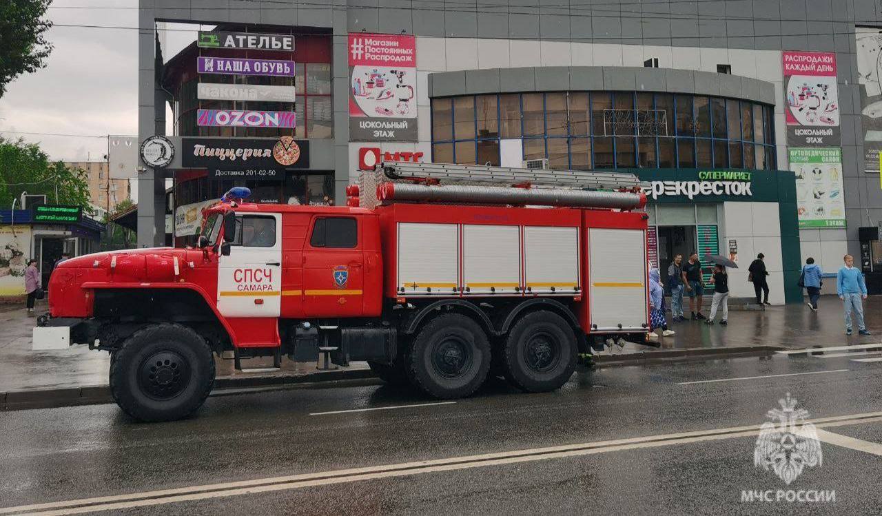 В Самаре утром 20 июня горел ТЦ «Орбита» в Кировском районе. В начале рабочего дня в столице региона вспыхнул огонь в одном из торговых центров: