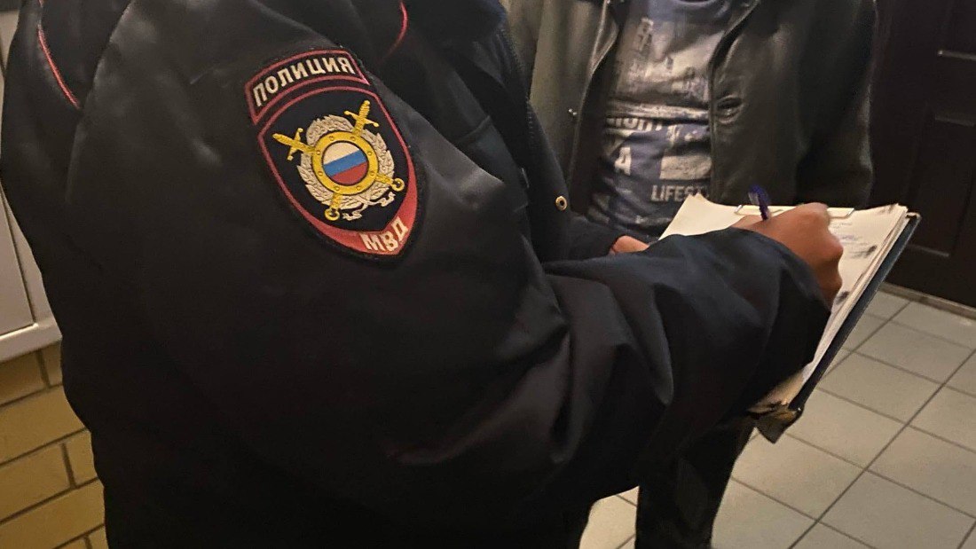 Банда похитила 13 летнего школьника Возбуждено уголовное дело по факту похищения школьника которого участники этнической группировки удерживали и принуждали к воровству Это все сделали 17 летние ребята возглавляет эту банду так называемый Турал В этой группировке от 20 до 40 человек рассказал отец школьника Русской общине По информации родителей подростка избили и запугали перед тем как отпустить домой Медики травмпункта зафиксировали повреждения и настояли на госпитализации мальчика В отделе полиции 7 Ленинский подтвердили что по факту обращения проводится проверка на основании которой возбуждено уголовное дело Om1 Новосибирск в МАХ