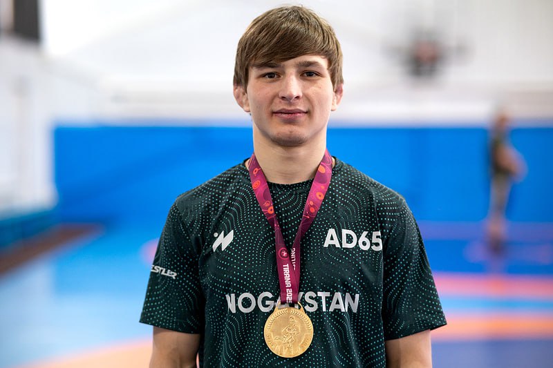 Спортсмен из Карачаево-Черкесии стал трёхкратным Чемпионом Европы по вольной борьбе, одолев в финале с явным преимуществом соперника из Украины Амаль Джандубаев одержал на чемпионате Европы U-20 в Италии четыре победы над борцами из Армении, Германии, Турции и Украины. Ранее он становился победителем первенств Европы U-17 в 2021 году и U-23 в 2025 году. «От всей души поздравляю нашего спортсмена и его тренеров Эльдара Каракаева и Биляла Матакаева! Так держать», — поздравил спортсмена глава республики Рашид Темрезов. Отметим, что трёхкратного чемпиона Европы воспитали в небольшом спортзале в Ногайском районе. Родители даже не знали поначалу, что он начал заниматься борьбой в пять лет — привёл его в зал двоюродный брат. С детства чемпион равнялся на легендарных борцов из Северного Кавказа Заурбека Сидакова, Абдулрашида Садулаева и Бувайсара Сайтиева. Чемпионами на Кавказе не рождаются, но с юных лет воспитываются на примере настоящих легенд и во многом поэтому добиваются больших побед. Остаётся пожелать Амалю прогрессировать дальше и достичь таких же высот на взрослом уровне.