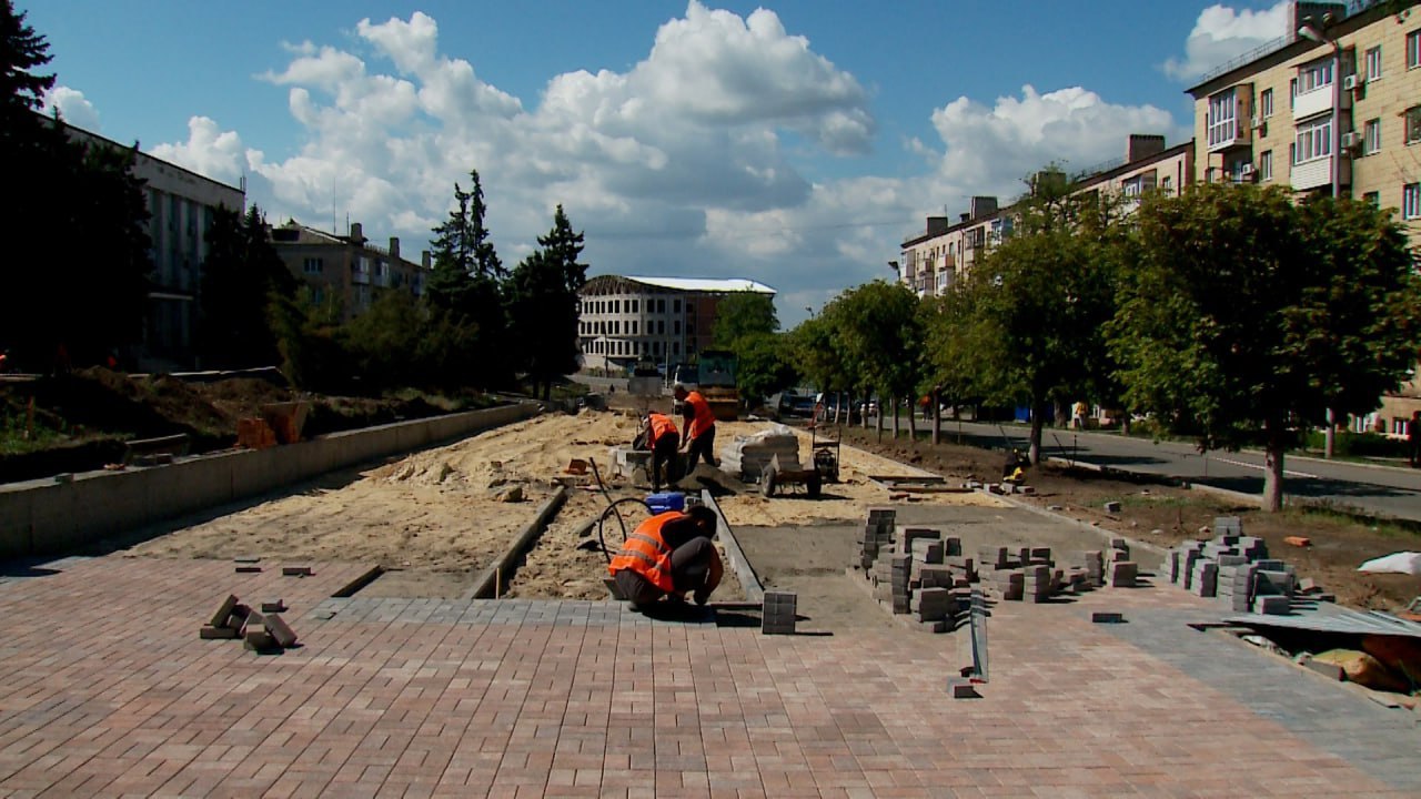 В Краснодоне продолжается благоустройство «Аллеи Дружбы». Работы проводят специалисты тюменской компании «Артстрой». Сейчас основные силы сосредоточены на укладке брусчатки. Протяжённость пешеходной зоны аллеи от памятника Ленину и до памятника Гражданскому подвигу краснодонцев — танка Т-34 составляет порядка 150 метров. Сергей Козенко, глава Краснодонского муниципального округа: «Думаю, работы на «Аллее Дружбы» завершим как планировали, а это конец августа — начало сентября».