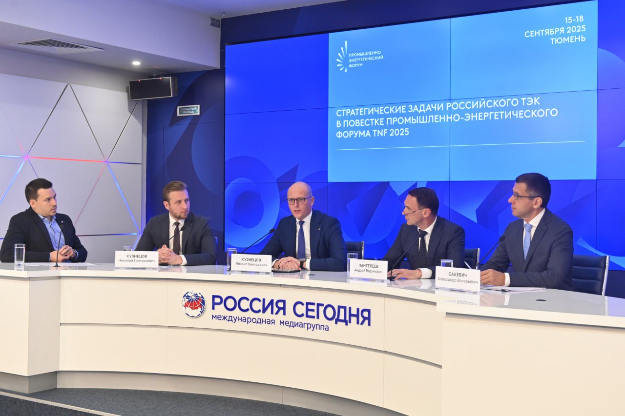 На пресс-конференции к TNF-2025 Минпромторг объявил: в рамках нацпроекта «Новые энергетические и атомные технологии» в России создадут около 50 видов оборудования и комплектующих для накопителей энергии.    Это позволит обеспечить технологический суверенитет по литий-ионным батареям и заложить основу для технологического лидерства в постлитиевых технологиях — ключевого направления будущей энергетики.    Для сектора ВИЭ это означает не только локализацию производства, но и прорыв в интеграции систем хранения энергии в энергосистему страны.  Подробнее Фото: oilgasforum.ru