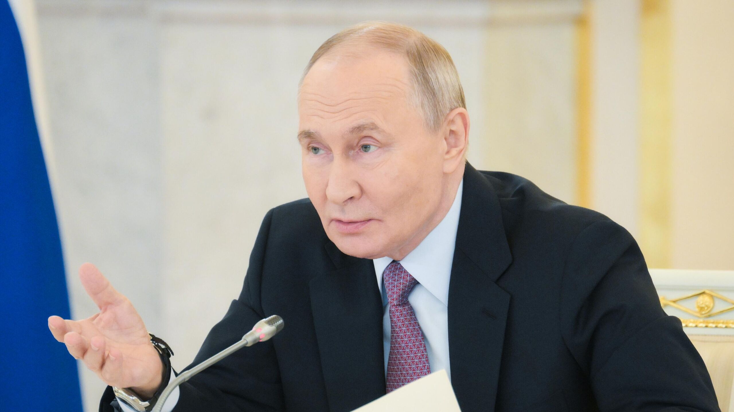 Президент России Владимир Путин поручил правительству до 1 сентября доработать национальные проекты по обеспечению технологического лидерства РФ, соответствующий перечень поручений по итогам заседания совета по стратегическому развитию и национальным проектам, которое состоялось 6 июня 2025 года, опубликован на сайте Кремля.